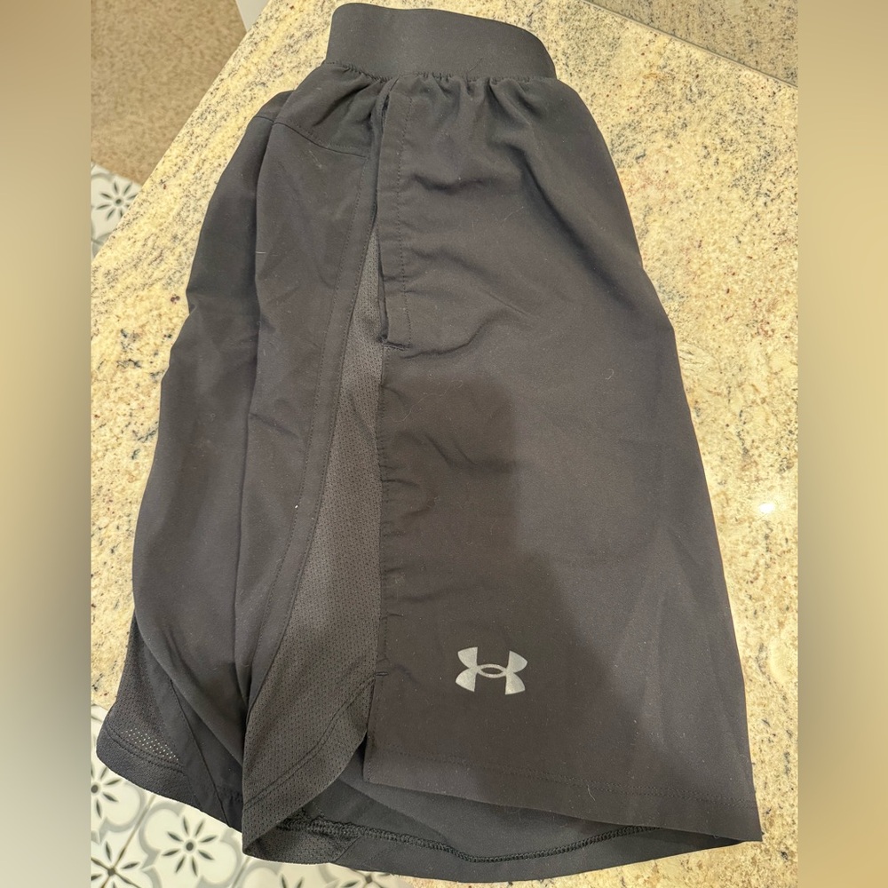 Under Armour Men's Black Athletic Shorts size small
